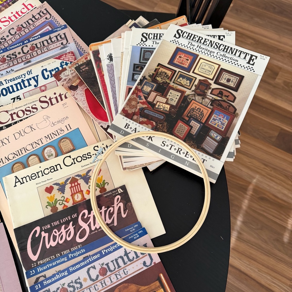 Large Vintage Cross Stitch Lot (Qty. 64) - Magazines, Leaflet Designs, & Hoop - Picture 2 of 4